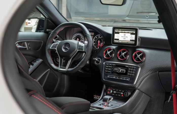 O interior do Mercedes A45 AMG é similar ao das versões menos apimentadas, mas o painel recebeu diversos apliques de fibra de carbono e volante e manopla d...